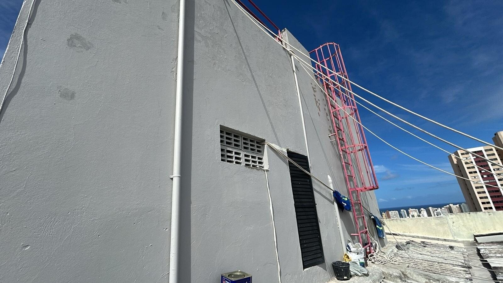 Região técnica do tanque do Recanto das Gaivotas durante etapa de tratamento e acabamento.