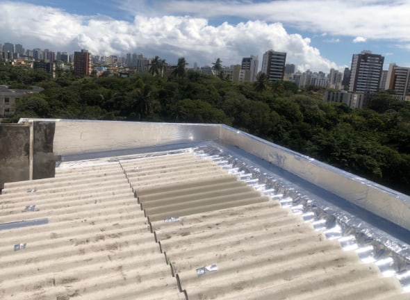 Cobertura predial na Pituba após tratamento de pontos de infiltração.