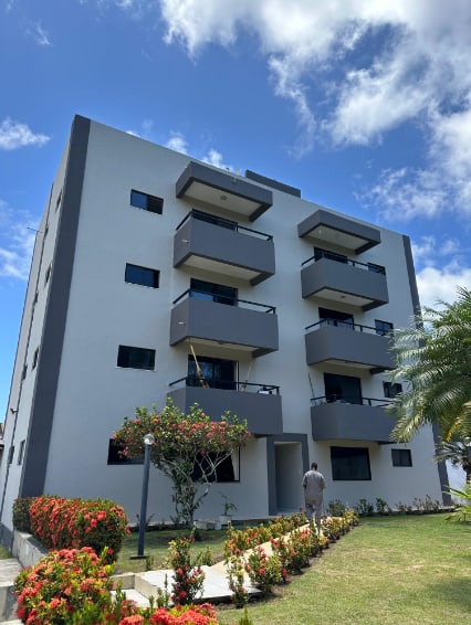 Edificação residencial em Lauro de Freitas após recuperação e pintura.