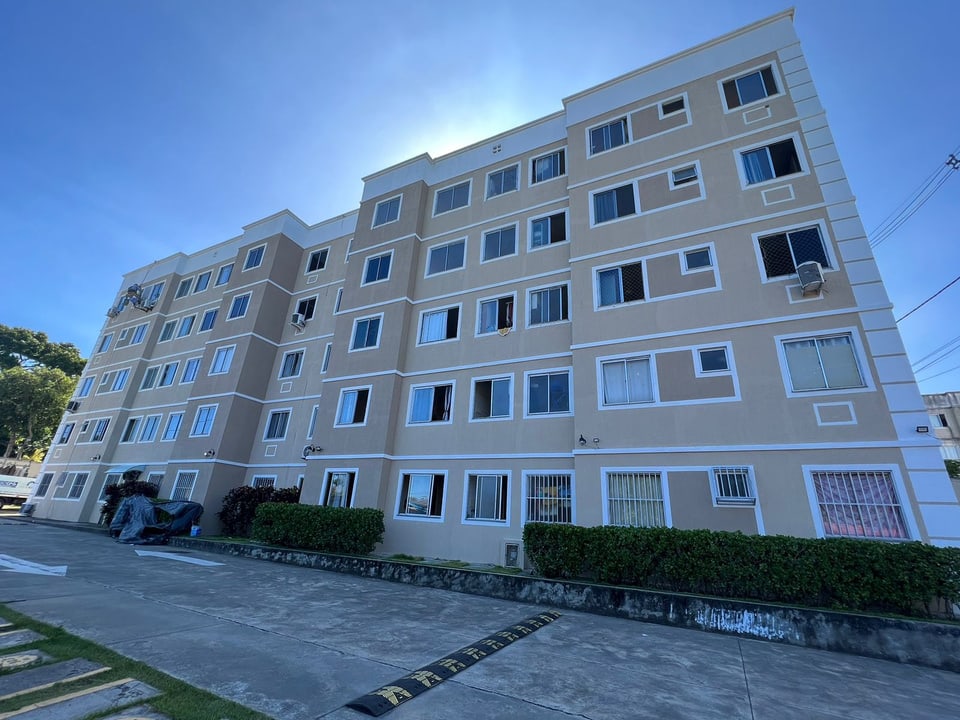 Conjunto residencial em Abrantes após serviços de recuperação e pintura predial.
