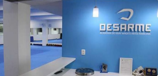 Interior da Academia Desarme após reforma, com áreas de treino renovadas.